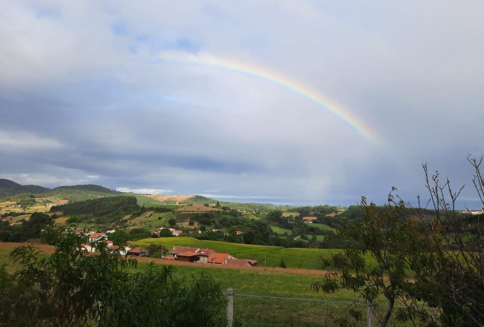 El arcoíris sobre el lugar donde se emplaza el Hotel Canino Villa Astur
